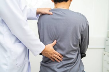 Fizik tedavi, Asyalı terapist tedavisi. Genç adam hastanede acı çekiyor..