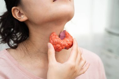Hipertiroidizm, aşırı aktif tiroid, tiroid lenfoma, tiroid bezi insan anatomisi olan Asyalı kadın..