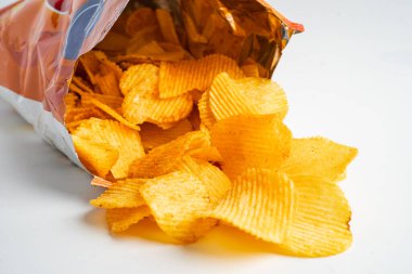 Patates cipsi leziz BBQ baharatı Crips için ince dilimlenmiş kızarmış abur cubur fast food.