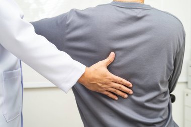 Fizik tedavi, Asyalı terapist tedavisi. Genç adam hastanede acı çekiyor..