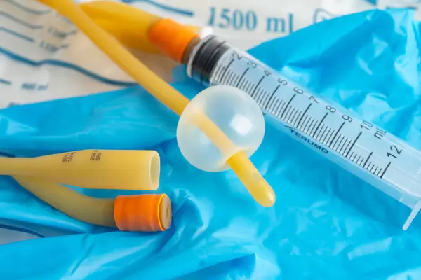 Foley kateteri ve idrar boşaltma torbası sakatlık veya hastanede yatan hasta için idrar topluyor..