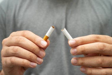 Sigarayı bırak, Asyalı genç adam kırıyor sigarayı yok et.