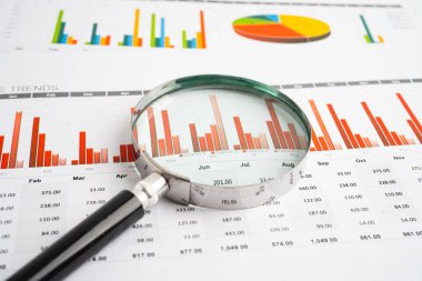 Grafik kağıdındaki büyüteç. Mali kalkınma, Bankacılık Hesabı, İstatistik, Yatırım Analitik Araştırma Veri Ekonomisi.