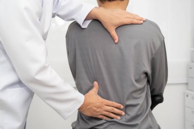 Fizik tedavi, Asyalı terapist tedavisi. Genç adam hastanede acı çekiyor..