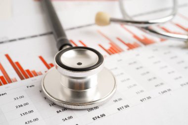 Çizelge kağıdı, mali, hesap, istatistik ve iş verileri üzerinde steteskop.