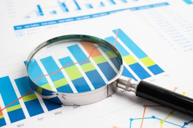 Grafik kağıdındaki büyüteç. Mali kalkınma, Bankacılık Hesabı, İstatistik, Yatırım Analitik Araştırma Veri Ekonomisi.
