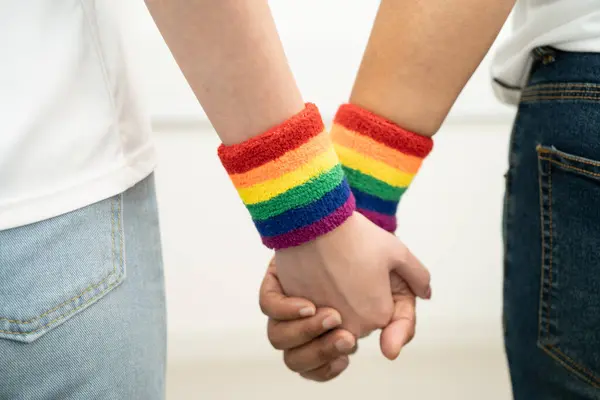 Gökkuşağı bilekliği takan Asyalı LGBT çifti..