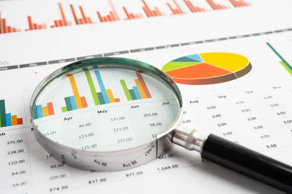 Grafik kağıdındaki büyüteç. Mali kalkınma, Bankacılık Hesabı, İstatistik, Yatırım Analitik Araştırma Veri Ekonomisi.