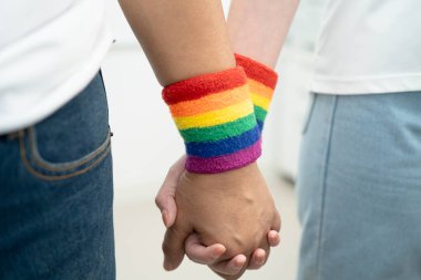 Gökkuşağı bilekliği takan Asyalı LGBT çifti..