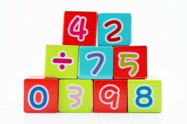 Matematik ve eğitim matematiğini öğrenmek için tahta blok küpleri.