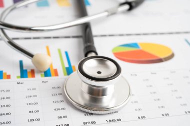 Çizelge kağıdı, mali, hesap, istatistik ve iş verileri üzerinde steteskop.