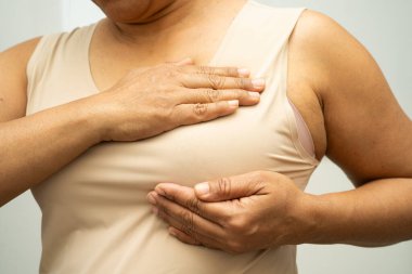 Asyalı kadın kendine dokunuyor çek şişliği ya da göğüs kanseri, göğüs muayenesi.