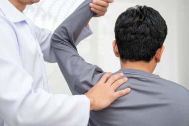 Fizik tedavi, Asyalı terapist tedavisi. Genç adam hastanede acı çekiyor..