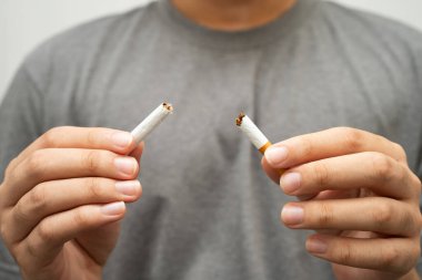 Sigarayı bırak, Asyalı genç adam kırıyor sigarayı yok et.