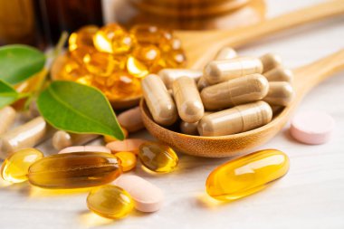 Alternatif ilaç bitkisel organik kapsül ilaç.
