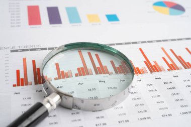 Grafik kağıdındaki büyüteç. Mali kalkınma, Bankacılık Hesabı, İstatistik, Yatırım Analitik Araştırma Veri Ekonomisi.