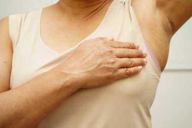 Asyalı kadın kendine dokunuyor çek şişliği ya da göğüs kanseri, göğüs muayenesi.