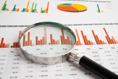 Grafik kağıdındaki büyüteç. Mali kalkınma, Bankacılık Hesabı, İstatistik, Yatırım Analitik Araştırma Veri Ekonomisi.