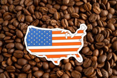 Kahve çekirdekleri üzerinde ABD bayrağı, çevrimiçi gıda ihracatı veya ithalatı için alışveriş.
