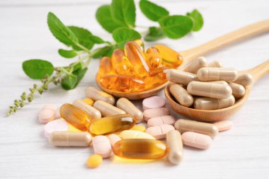 Alternatif ilaç bitkisel organik kapsül ilaç.