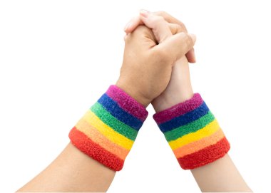 Asyalı LGBT çifti el ele tutuşmuş, gökkuşağı bilekliği takmış beyaz arka planda kırpma yolu ile izole edilmiş..