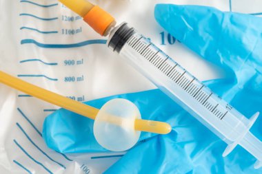 Foley kateteri ve idrar boşaltma torbası sakatlık veya hastanede yatan hasta için idrar topluyor..