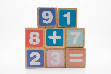 Matematik ve eğitim matematiğini öğrenmek için tahta blok küpleri.