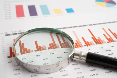 Grafik kağıdındaki büyüteç. Mali kalkınma, Bankacılık Hesabı, İstatistik, Yatırım Analitik Araştırma Veri Ekonomisi.