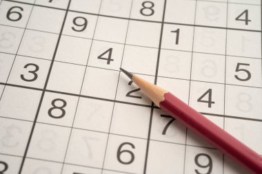 Pratik becerisi için kalemle yapboz oyunu.