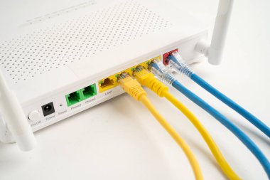 İnternet servis sağlayıcısına bağlı ethernet kablosu.