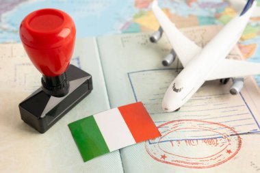 Pasaportlu ve uçaklı İtalya bayrağı.