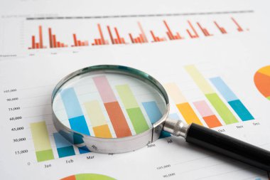 Grafik kağıdındaki büyüteç. Mali kalkınma, Bankacılık Hesabı, İstatistik, Yatırım Analitik Araştırma Veri Ekonomisi.