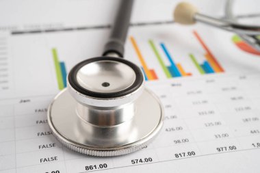 Çizelge kağıdı, mali, hesap, istatistik ve iş verileri üzerinde steteskop.