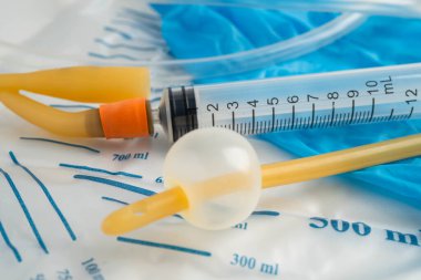 Foley kateteri ve idrar boşaltma torbası sakatlık veya hastanede yatan hasta için idrar topluyor..
