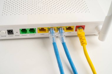 İnternet servis sağlayıcısına bağlı ethernet kablosu.