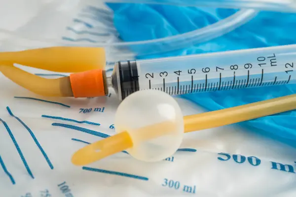 Foley kateteri ve idrar boşaltma torbası sakatlık veya hastanede yatan hasta için idrar topluyor..