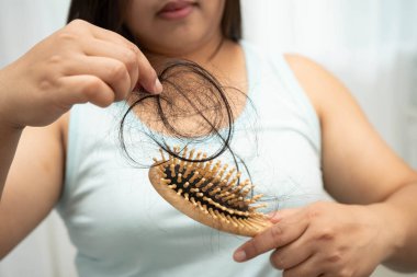 Asyalı kadınların tarak fırçasına eklenen uzun saç kaybıyla ilgili sorunları var..