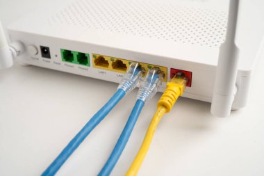 İnternet servis sağlayıcısına bağlı ethernet kablosu.