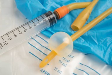 Foley kateteri ve idrar boşaltma torbası sakatlık veya hastanede yatan hasta için idrar topluyor..
