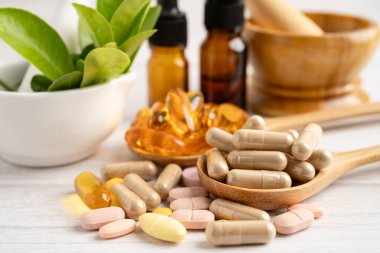 Alternatif ilaç bitkisel organik kapsül ilaç.