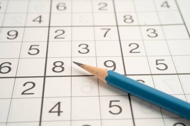 Pratik becerisi için kalemle yapboz oyunu.