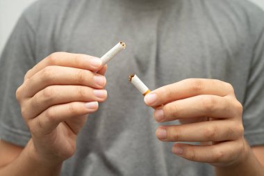 Sigarayı bırak, Asyalı genç adam kırıyor sigarayı yok et.