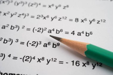 Eğitim okulunda matematik formülü sınav kağıdı üzerine kalem..