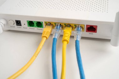 İnternet servis sağlayıcısına bağlı ethernet kablosu.