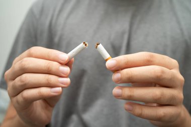 Sigarayı bırak, Asyalı genç adam kırıyor sigarayı yok et.