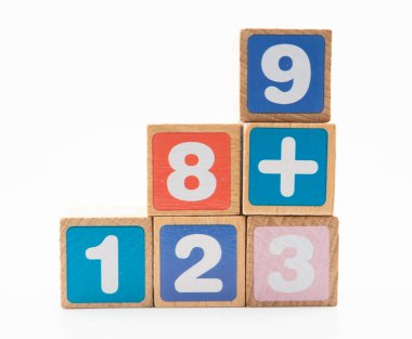 Matematik ve eğitim matematiğini öğrenmek için tahta blok küpleri.