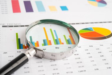 Grafik kağıdındaki büyüteç. Mali kalkınma, Bankacılık Hesabı, İstatistik, Yatırım Analitik Araştırma Veri Ekonomisi.