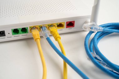 İnternet servis sağlayıcısına bağlı ethernet kablosu.