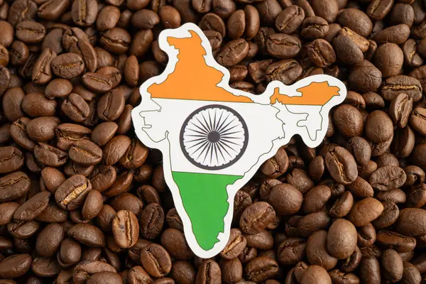 Kahve çekirdekleri üzerinde Hindistan bayrağı, çevrimiçi gıda ihracatı veya ithalatı için alışveriş.