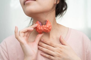 Hipertiroidizm, aşırı aktif tiroid, tiroid lenfoma, tiroid bezi insan anatomisi olan Asyalı kadın..